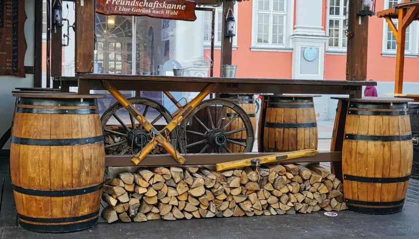 Jak pięknie udekorować stół wiejski – proste pomysły na rustykalną aranżację