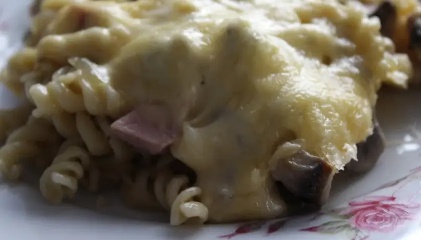 Zapiekanka makaronowa z pieczarkami i jajkiem – łatwy przepis na smaczne danie