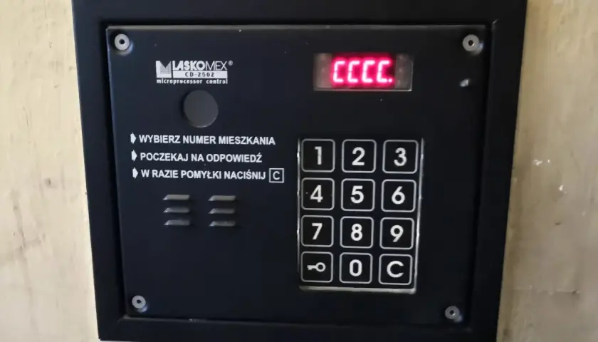 Jak zmienić kod domofonu: 7 prostych kroków dla każdego