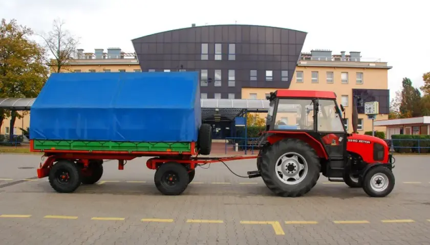 Jakie prawo jazdy na traktor z przyczepą? Kluczowe informacje i porady.