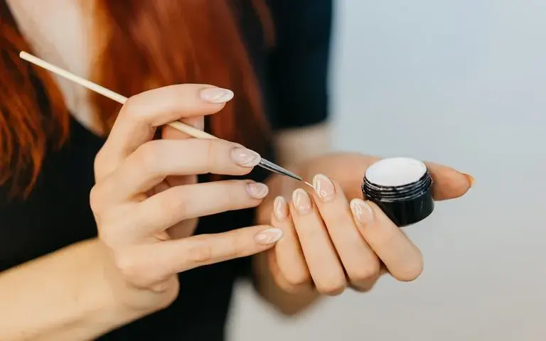 Jak zrobić manicure żelowy krok po kroku bez błędów i stresu