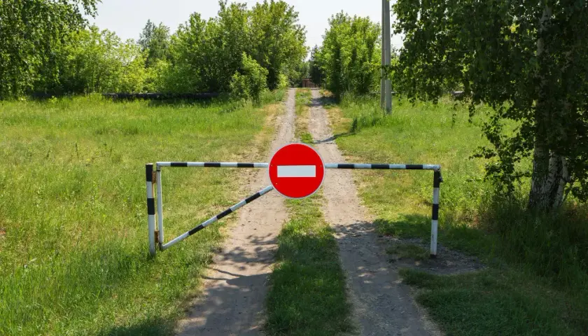 Kto stawia znaki drogowe na osiedlu? Poznaj kluczowe informacje