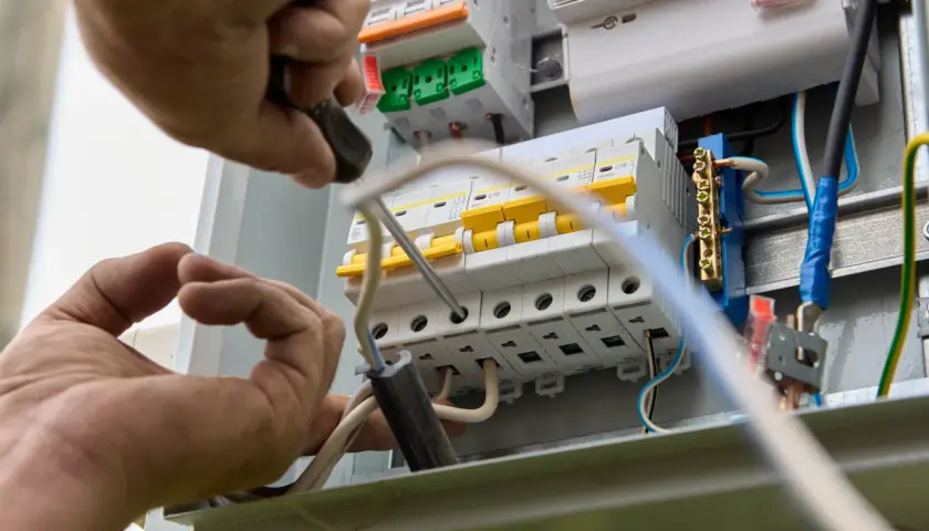 Rodzaje bezpieczników elektrycznych – szczegółowy przegląd