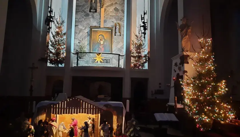 Jaka modlitwa przy okadzaniu domu? Odkryj jej znaczenie i moc