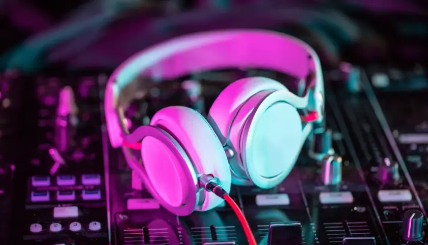 Harmonia i hałas: Ewolucja muzyki elektronicznej