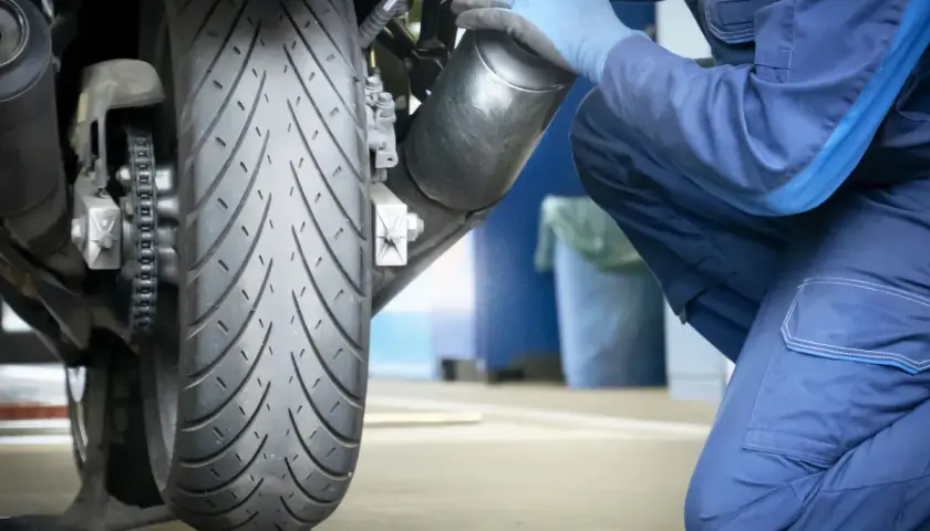 Przegląd motoroweru krok po kroku: Czego mechanicy naprawdę pilnie szukają