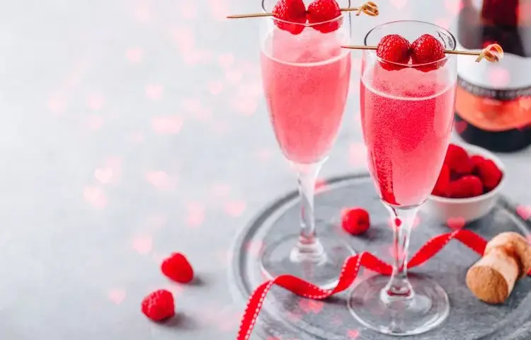 Pomysły na drinki z wina musującego, które zachwycą gości