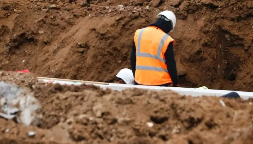 Jaka odległość skrzynki elektrycznej od granicy działki? Sprawdź przepisy!