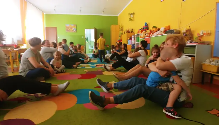 Proste zabawy integracyjne z rodzicami w przedszkolu – buduj relacje i dobrą atmosferę