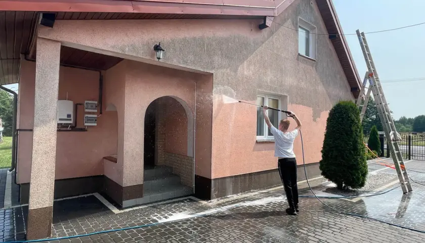 Zacieki na elewacji pod parapetem: przyczyny i skuteczne metody usuwania