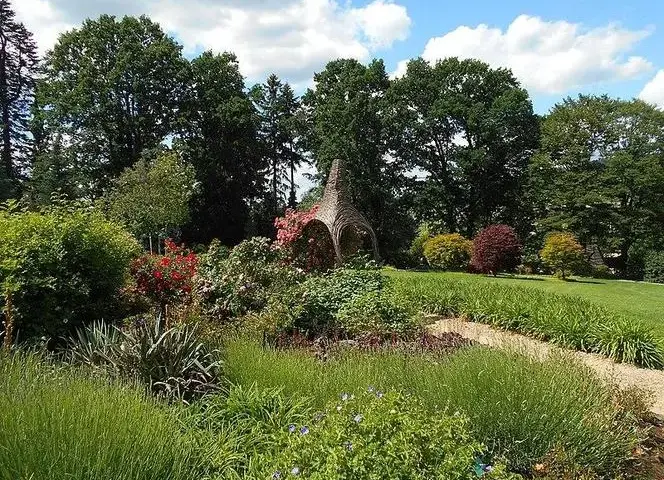 Najlepszy czas na wizytę w arboretum Wojsławice i kwitnienie roślin