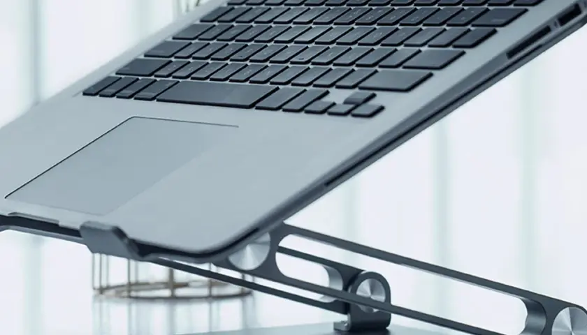 Jaką podstawkę pod laptopa wybrać, by uniknąć przegrzewania?