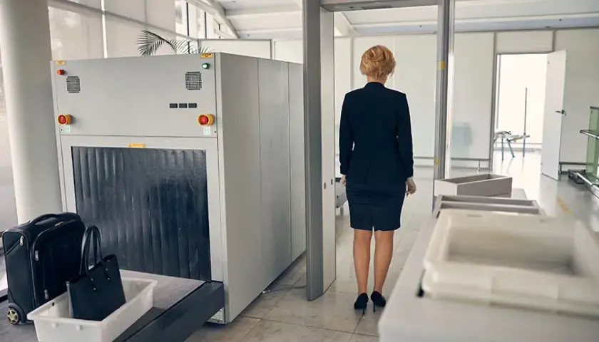 Co naprawdę wykrywają bramki na lotnisku i jak zapewniają bezpieczeństwo?