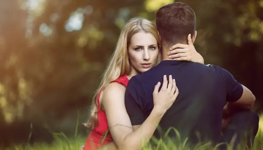 Jak zachowuje się zakochana kobieta? Kluczowe sygnały i emocje, które warto znać