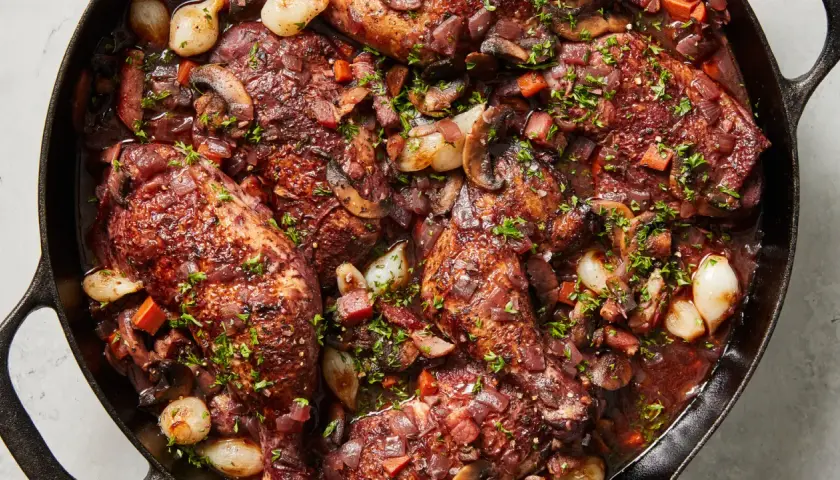 Coq au vin - tradycyjny przepis, który zachwyci Twoich gości