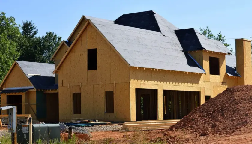Jaką papę na dach z desek wybrać? Kluczowe informacje i porady.