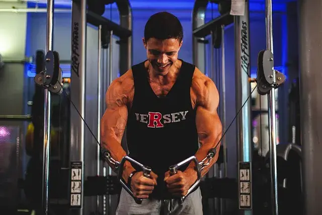 Shake proteinowy przed czy po treningu - co przynosi lepsze efekty?