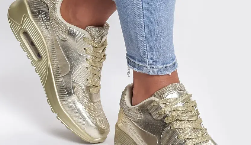 Złote buty sportowe: 10 stylizacji, które Cię zaskoczą