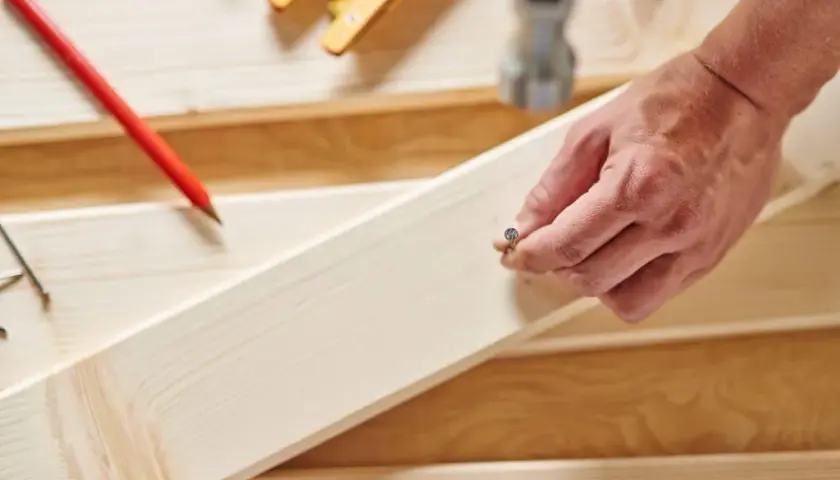 Deska na dachu: jak wykonać deskowanie i dlaczego warto?