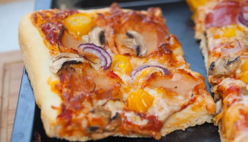 Przepis na ciasto na pizzę na dużą blachę - Idealne na imprezę