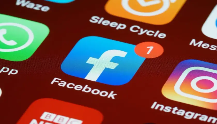 Jak wstrzymać relacje na Facebooku i uniknąć niechcianych treści