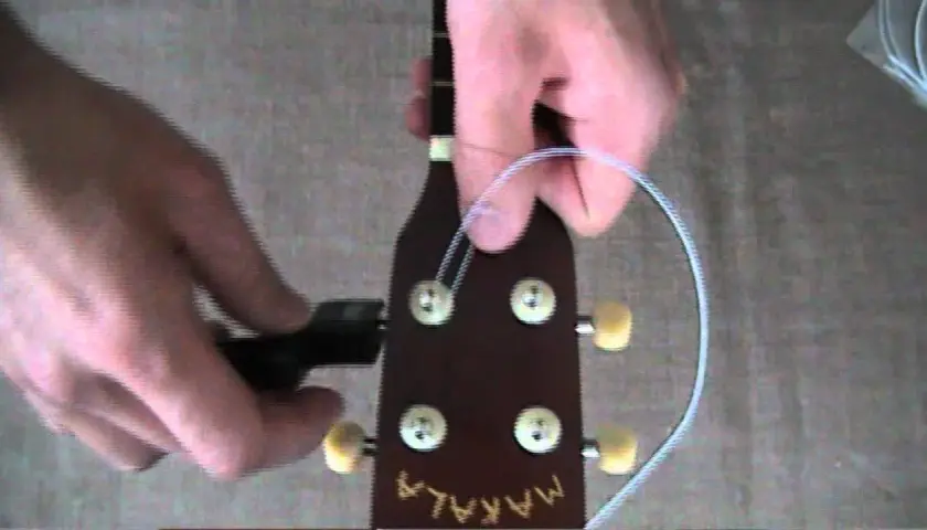 Jak założyć struny do ukulele - proste kroki i najczęstsze błędy