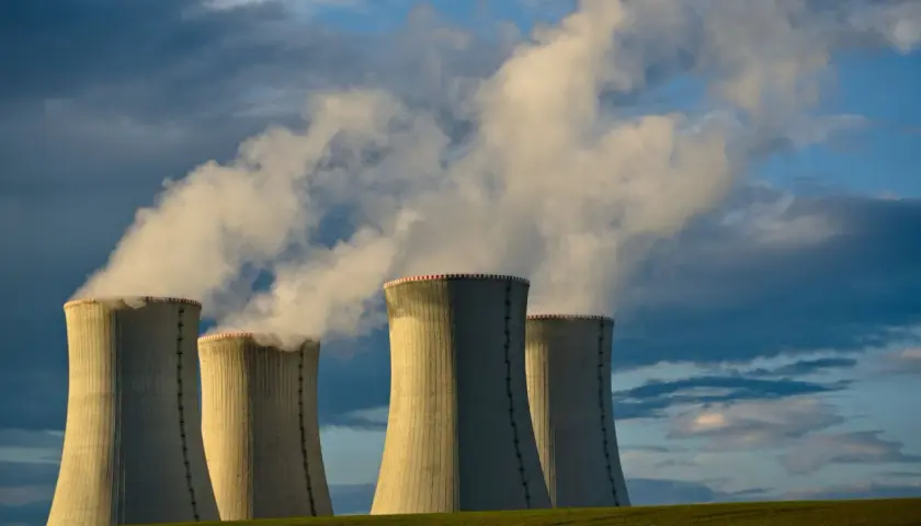 Jak działa elektrownia atomowa? Odkryj tajniki jej działania i bezpieczeństwa