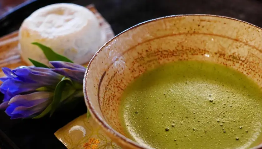 Jak zrobić herbatę matcha w domu – prosty przepis i porady dla początkujących