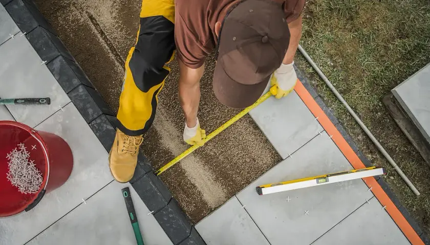 Ile naprawdę kosztuje ułożenie kostki brukowej z materiałem? Sprawdź ceny i oszczędzaj!