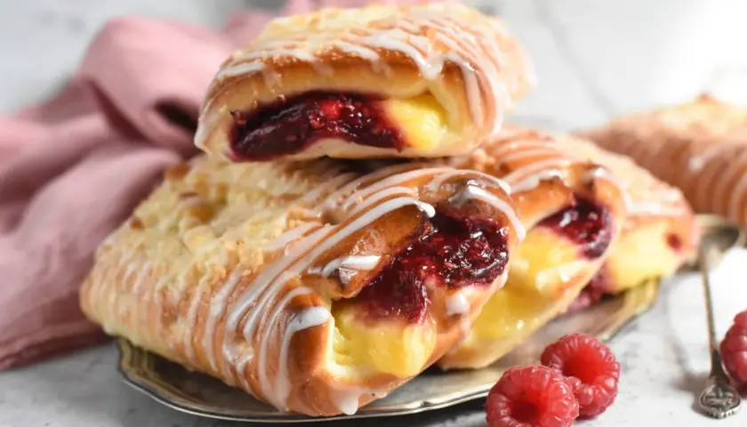 Drożdżówki z budyniem i malinami jak u babci