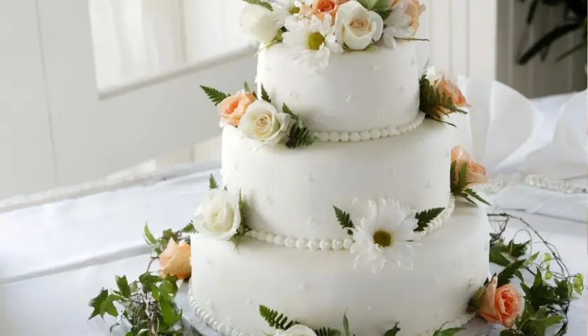 Jak wybrać najpiękniejszy biały tort z kwiatami na wesele: 8 praktycznych rad
