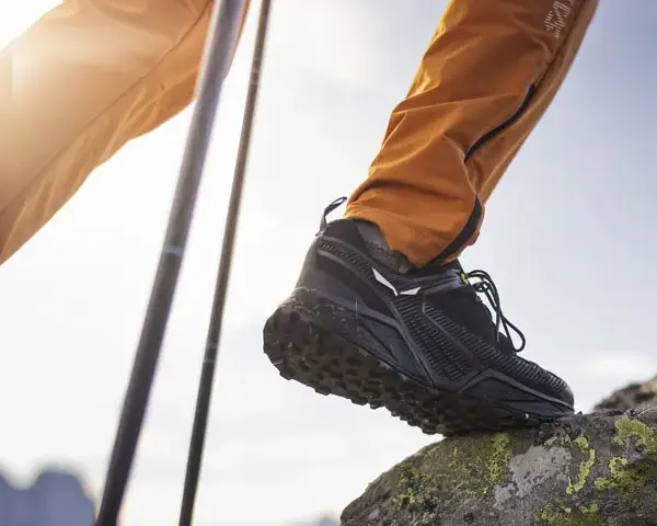 Czy buty trekkingowe powinny być większe? Jak uniknąć bólu i otarć na szlaku