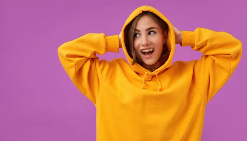 Dlaczego dziewczyny chcą bluzy – emocjonalne powody tego zjawiska