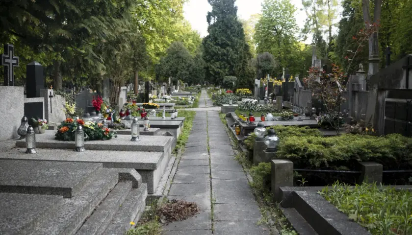 Ile kosztuje kwatera na cmentarzu? Ceny w różnych miastach Polski