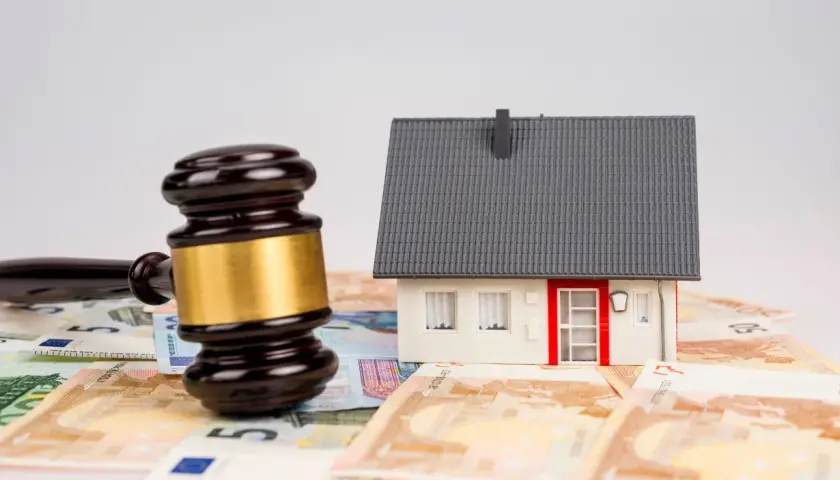 Jak kupić tanio mieszkanie od komornika i uniknąć pułapek finansowych