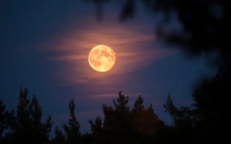 Księżyc w astrologii: Jak wpływa na twoje emocje i pragnienia