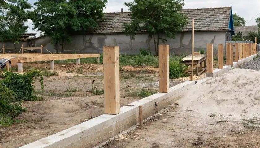 Fundament pod ogrodzenie krok po kroku. Uniknij kosztownych błędów!