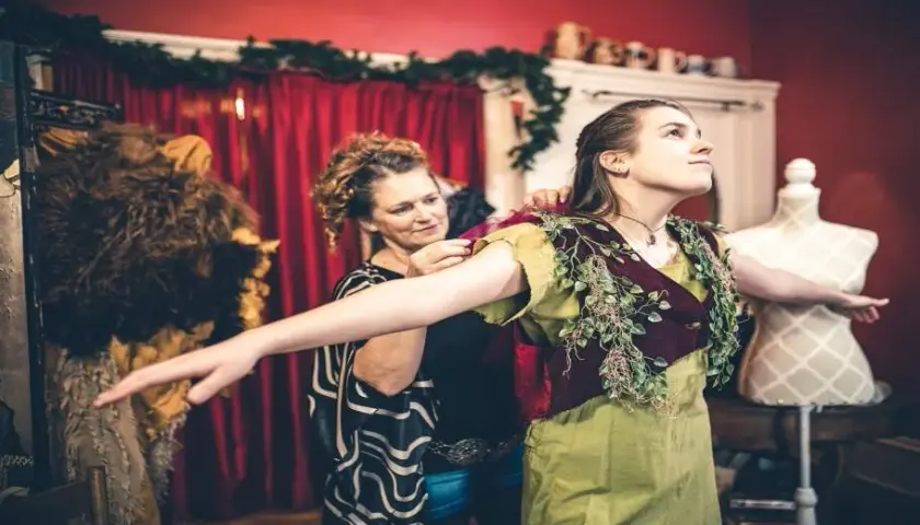 Kto szyje kostiumy dla aktorów: poznaj specjalistów teatralnych i filmowych