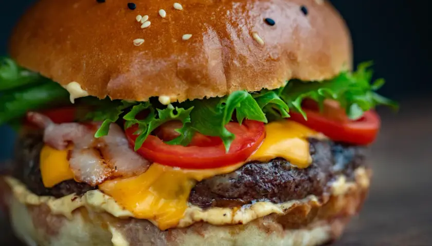 Jak doprawić mięso wołowe na burgery, by zaskoczyć smakiem