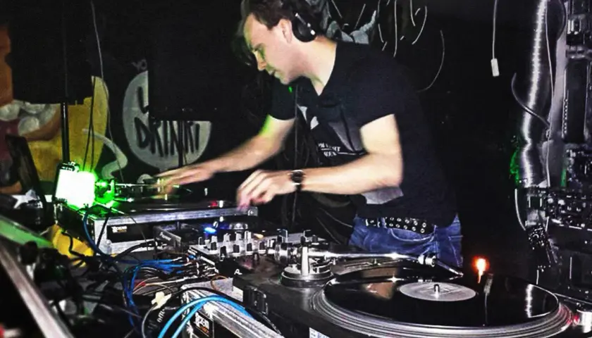 DJ co to znaczy i jaką rolę odgrywa w świecie muzyki - Wszystko o DJ-ach