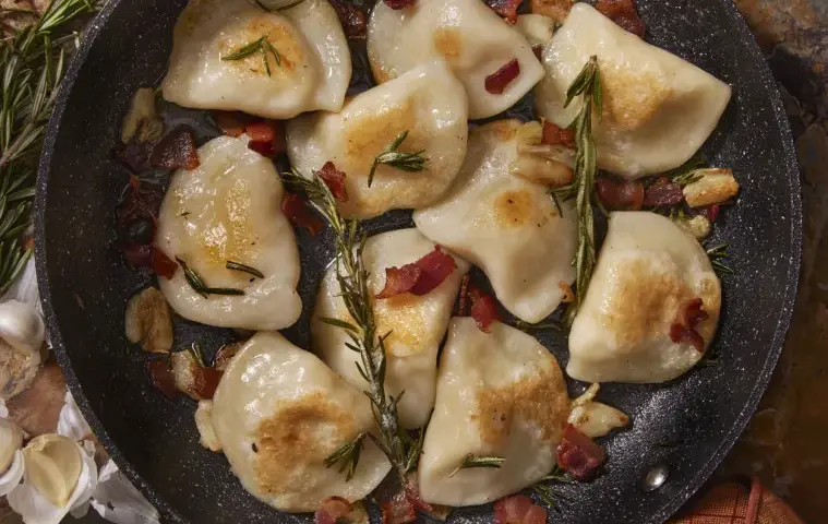 Jak odgrzać pierogi na patelni, aby były znów chrupiące i smaczne