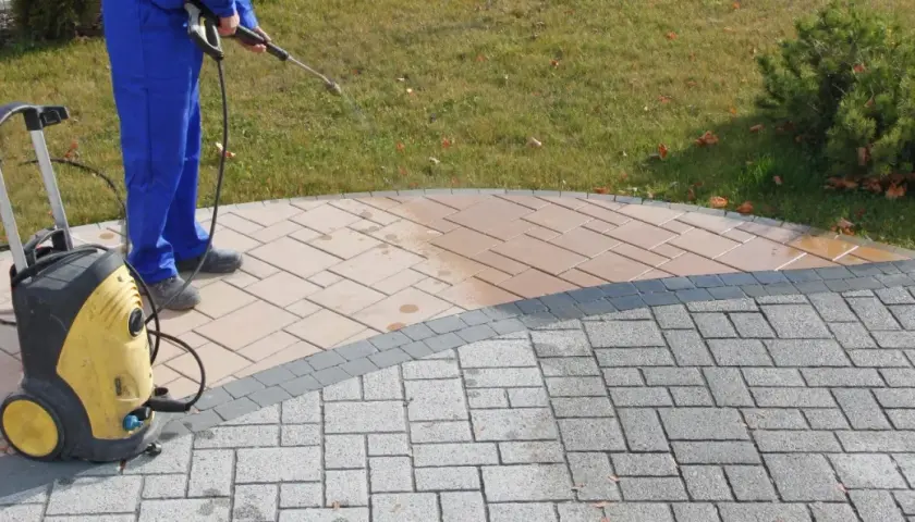 Skuteczne sposoby na czyszczenie kostki brukowej z mchu bez wysiłku