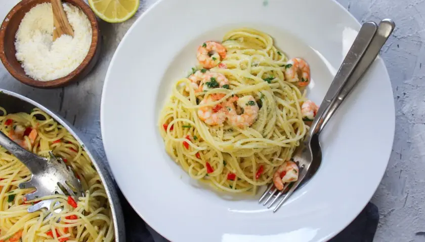 Prosty przepis na spaghetti z chili i czosnkiem, który zachwyci smakiem