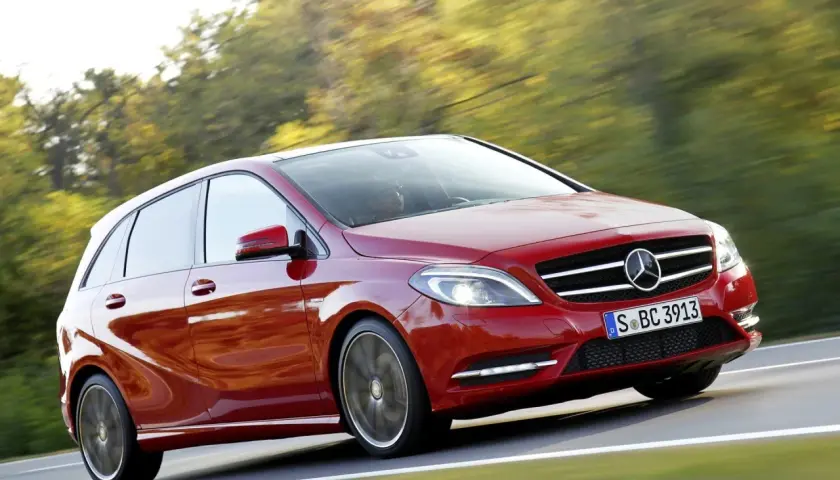 Mercedes Klasy B benzynowy – specyfikacja, historia i komfort jazdy