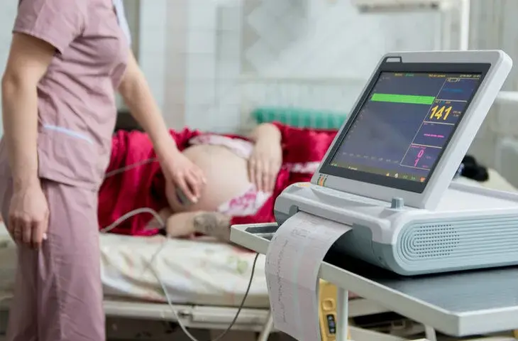 Kiedy wywołują poród po terminie? Ważne informacje dla mam