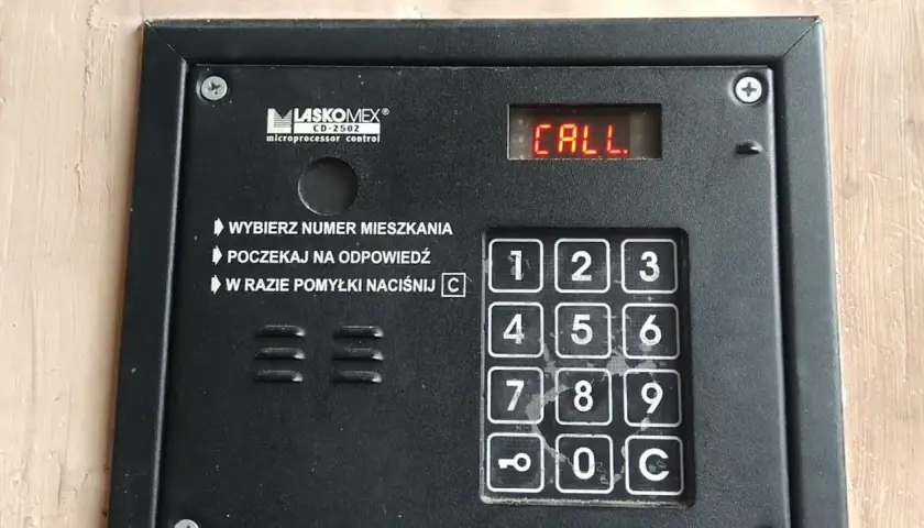 Jak zablokować domofon: 5 skutecznych metod i ostrzeżenia