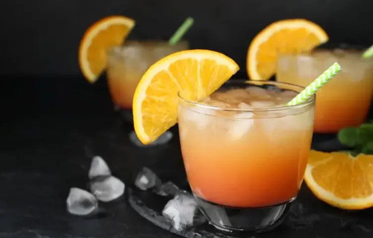 Pyszny drink z sokiem pomarańczowym i syropem malinowym, który orzeźwia