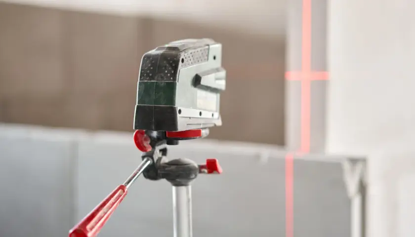Najlepsza poziomica laserowa - uniknij błędów przy wyborze narzędzia