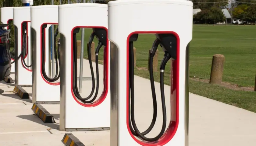 Ile kosztuje ładowanie Tesli? Sprawdź, jak zaoszczędzić na energii