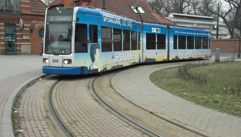 Jak dojechać na cmentarz rakowicki? Sprawdź najlepsze trasy i połączenia